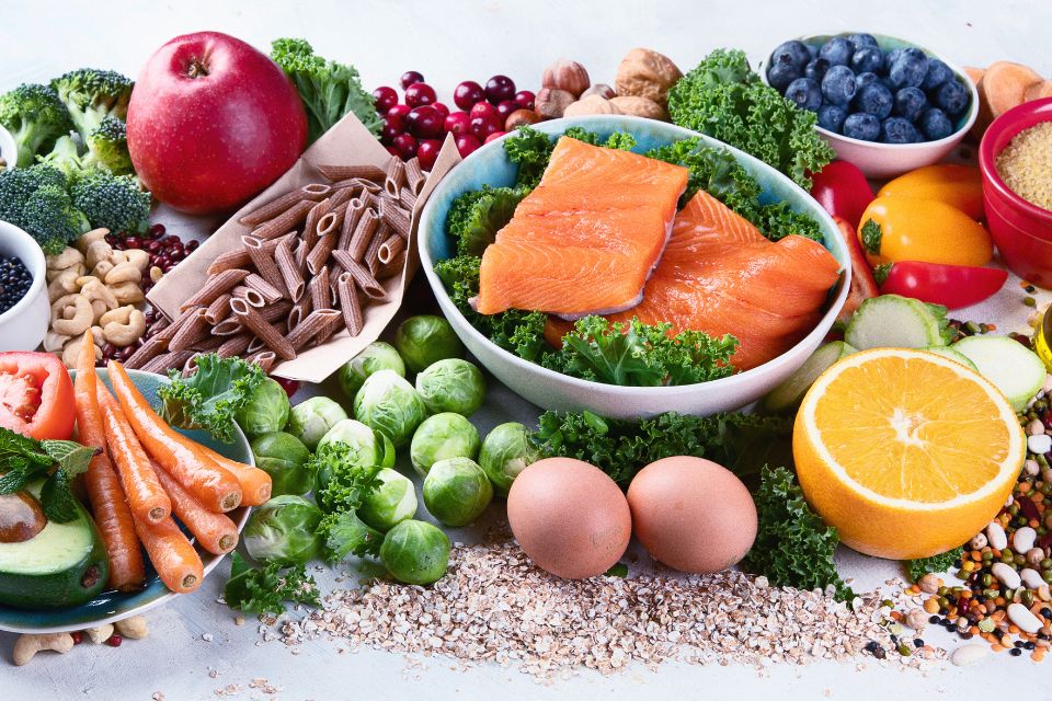 Conjunto de alimentos con vitaminas, minerales y complementos